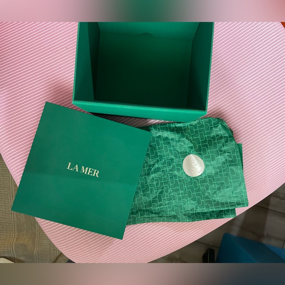 La Mer empty gift box with good material. Come with paper wrap